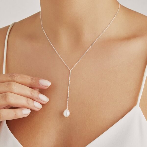 Large hanging pearl necklace Silver model web 1